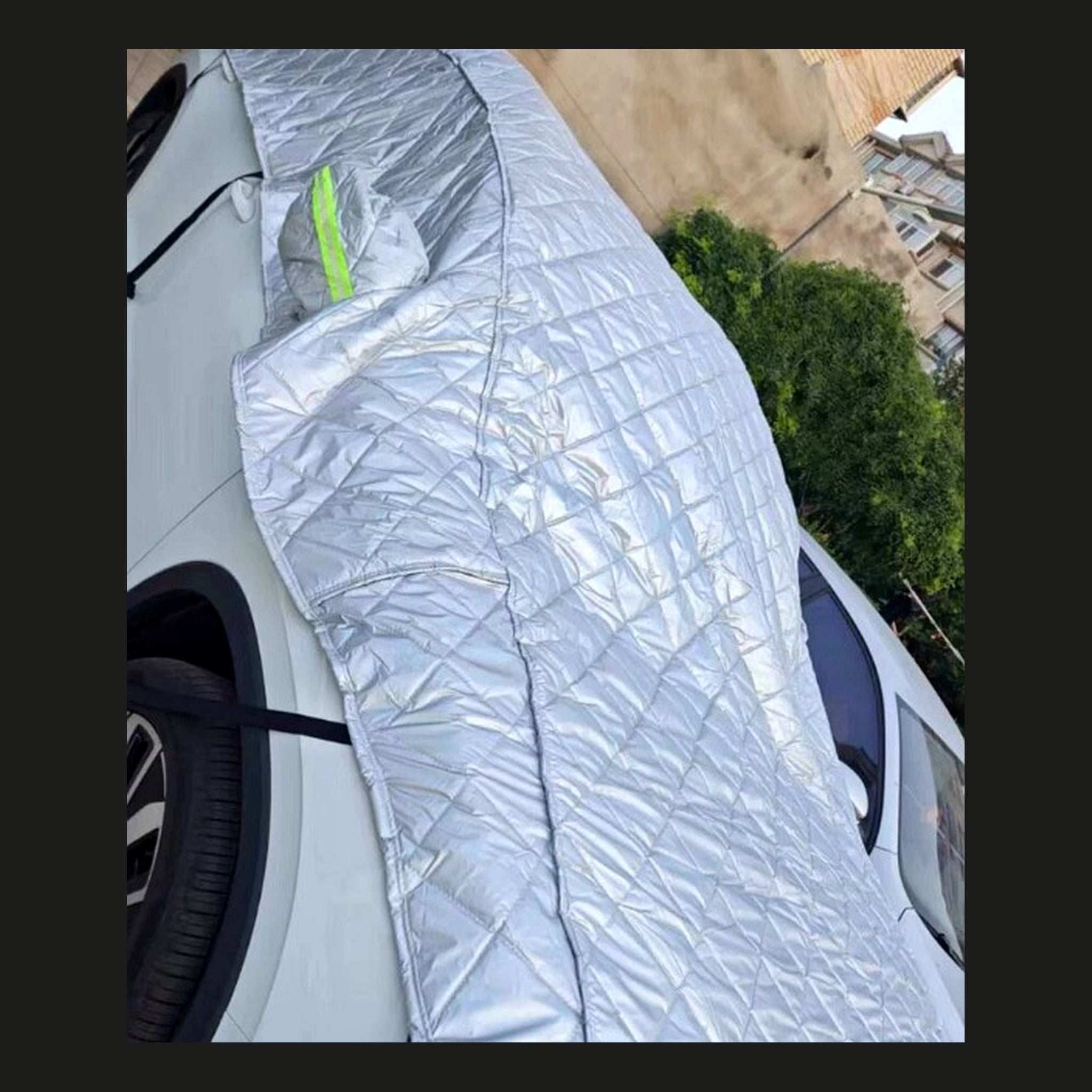 Vista cenital de la media funda Coraza cubriendo el techo y el parabrisas de un coche